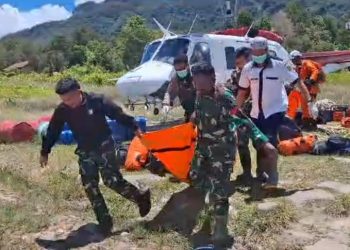 Personel Kodim 1710/Mimika Bantu Evakuasi Korban Kecelakaan Helikopter PK-IWS di Distrik Jila