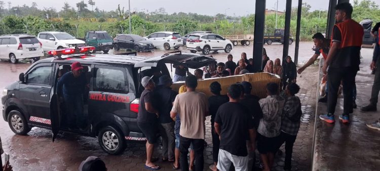 Pantauan di Terminal Kargo Bandara Mozes Kilangin, prosesi keberangkatan dilakukan dengan pengawalan ketat aparat kepolisian. (Foto: Istimewa)