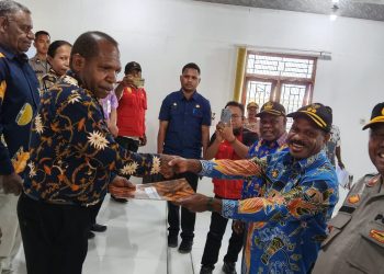 Wakil Bupati Naftali Akawal Serahkan Bantuan Keagamaan Bagi Hamba Tuhan