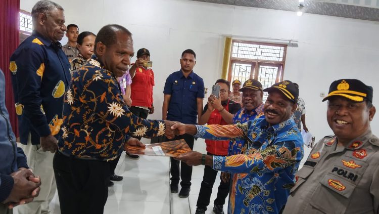 Wakil Bupati Puncak Naftali Akawal secara simbolis menyerahkan dana bantuan keagamaan kepada hamba Tuhan di Kantor Dinas Sosial Kabupaten Puncak. (Foto: Istimewa)