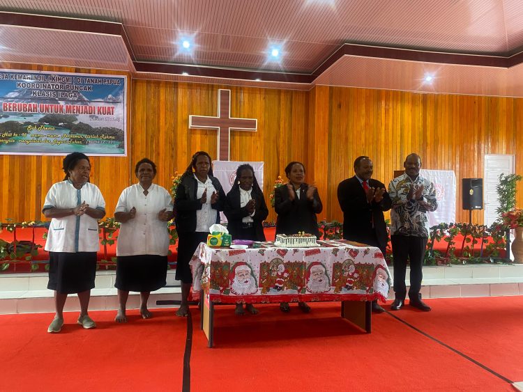 Wakil  Bupati Puncak, Naftali Akawal saat menghadiri perayaan ulang tahun ke-78 Departemen Pelayanan Perempuan Sinode Kingmi di Tanah Papua, Kordinator Puncak, klasis Ilaga, Kabupaten Puncak, di gereja Kingmi Ebenhezer, Ilaga. (Foto: Istimewa)