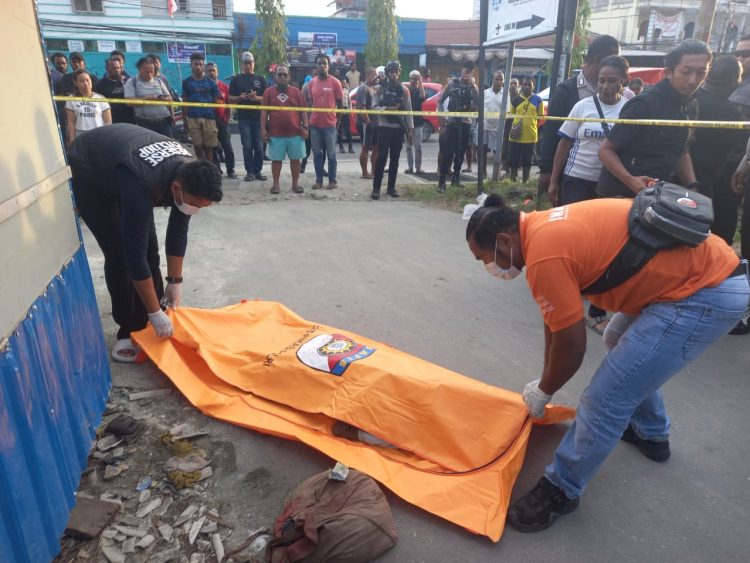 Satuan Reskrim Polres Jayapura saat melakukan olah TKP mayat seorang pria tanpa identitas. (Foto: Istimewa)