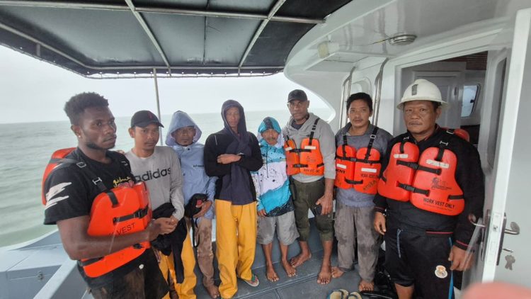 Polres Mimika berhasil mengevakuasi sebuah perahu pemancing yang terdampar. (Foto: Istimewa)