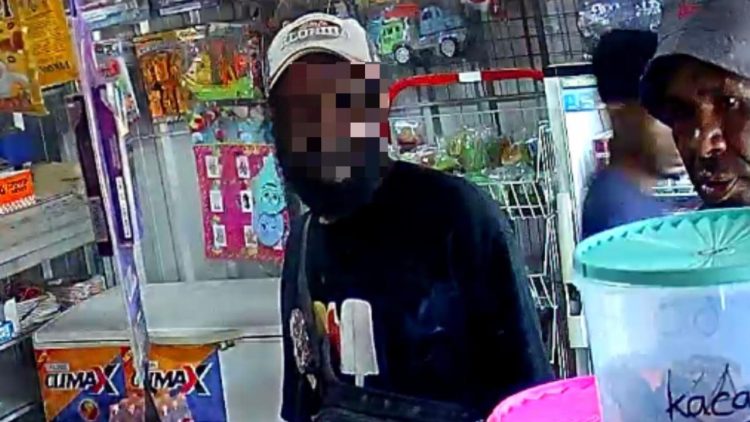 Pelaku JW (21) dan IG (23) di kawasan Kampwolker terekam CCTV. (Foto: Istimewa)