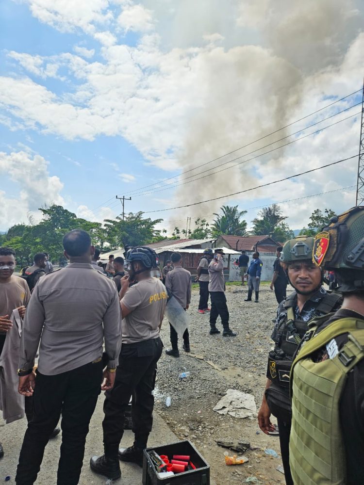 Aparat kepolisian masih melakukan pengamanan ketat di sekitar lokasi kejadian untuk mencegah meluasnya kerusuhan. (Foto: Istimewa)