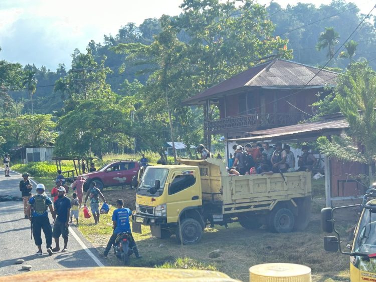 Evakuasi dilakukan oleh gabungan Polres Yalimo, Koramil Elelim, Satgas 521, dan Brimob Kompi D Jayawijaya. (Foto: Istimewa)