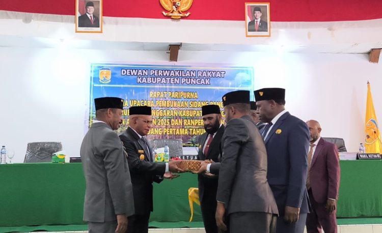 Pembukaan Rapat Paripurna Pertama upacara pembukaan sidang rancangan Perubahan Anggaran Pendapatan dan Belanja Daerah Kabupaten Puncak, Tahun anggaran 2025 dan ranperda non-APBD masa sidang pertama 2025 di ruang sidang DPRK Puncak. (Foto: Istimewa)
