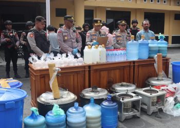 Polres Puncak Jaya Bekuk Tiga Pengedar Miras Oplosan, Sita 110 Liter Siap Edar