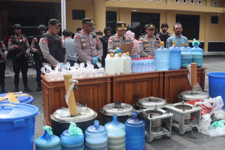 Konferensi pers terkait pengungkapan kasus peredaran minuman keras (miras) oplosan di Mapolres Puncak Jaya. (Foto: Istimewa)