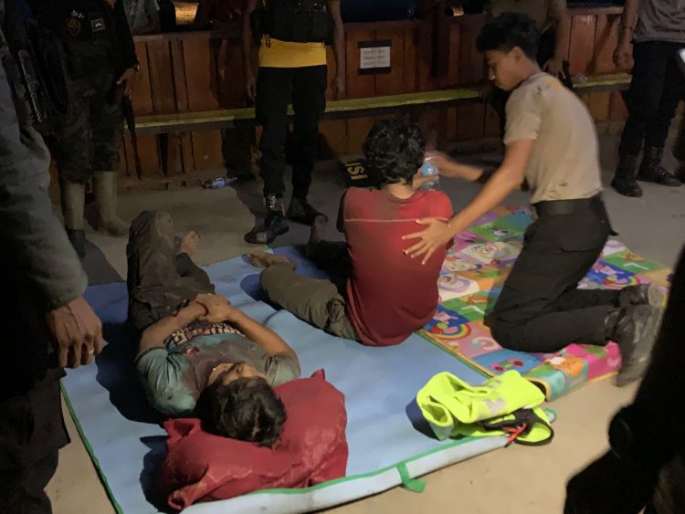 tim gabungan TNI-Polri melakukan evakuasi terhadap enam personel TNI AD Satgas Maleo Kopassus. (Foto: Istimewa)