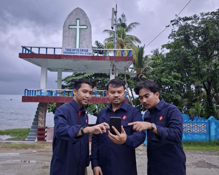 Manager Network Operations and Productivity Telkomsel Jayapura, Deny Agustian Putra bersama tim ketika mencoba akses 4G terbaru Telkomsel di Kampung Yawena - Doromena. (Foto: Istimewa)