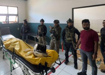 Satgas Damai Cartenz Evakuasi Jenazah Tukang Ojek Korban Penembakan OTK di Puncak Jaya