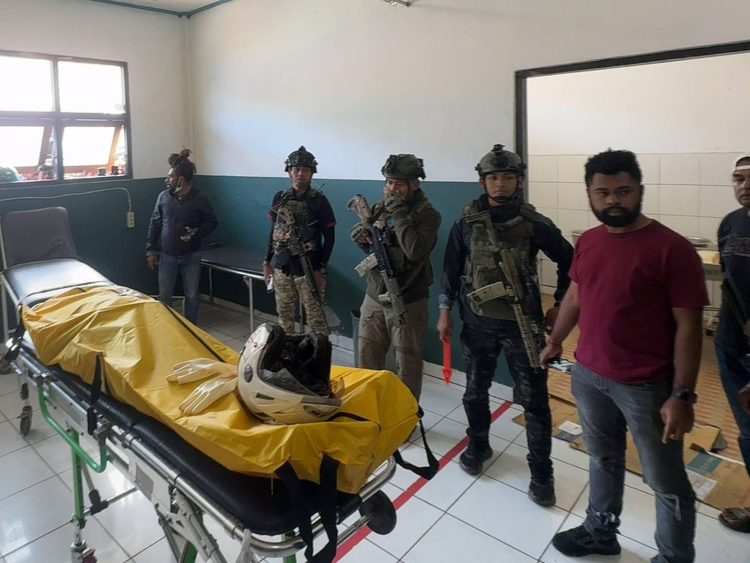 Jenazah Misto berhasil dievakuasi dan langsung dibawa kembali ke RSUD Mulia. (Foto: istimewa)