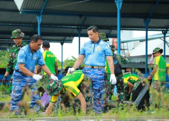 TNI Peduli Lingkungan, Lanud Yohanis Kapiyau Gelar Karya Bakti Bersihkan Pasar Sentral Timika