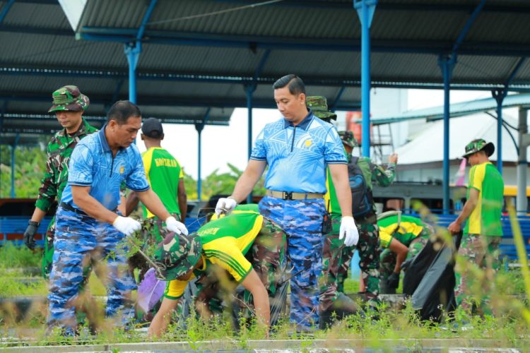 Personel Lanud Yohanis Kapiyau melaksanakan Karya Bakti Teritorial Prima sebagai wujud kepedulian dan pengabdian nyata kepada masyarakat. (Foto: Istimewa)