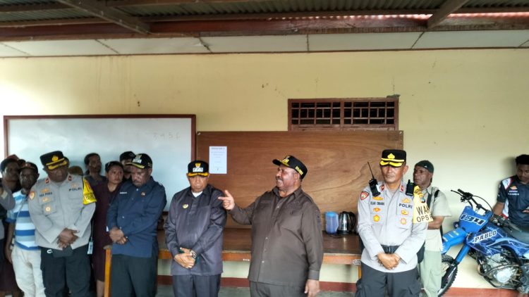 Wakil Gubernur Papua Pegunungan, Ones Pahabol saat kunjungan kemanusiaan ke Markas Polres Yalimo untuk menjenguk masyarakat yang mengungsi. (Foto: Istimewa)
