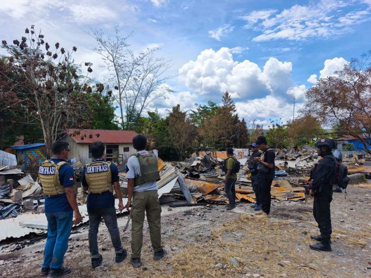 Personel BKO Brimob Polda Papua melakukan pendataan dan olah TKP. (Foto: Istimewa)