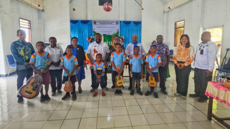 Kantor Kementerian Agama (Kemenag) Kabupaten Jayapura membentuk Kelompok Binaan Akustik dan menyerahkan sejumlah alat musik. (Foto: Istimewa)