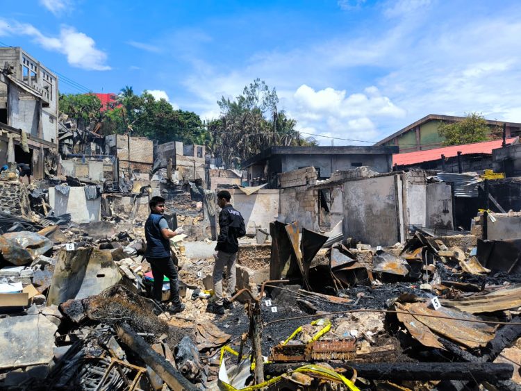 Olah TKP kebakaran besar yang menghanguskan 26 unit rumah warga di Kampung Palopo. (Foto: Istimewa)