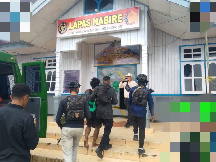 Proses serah terima tersangka kasus pembunuhan, Anis Telenggen alias Male (20), kepada Kejaksaan Negeri (Kejari) Nabire