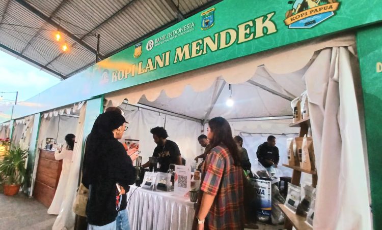 Suasana pengunjung di stand Kopi Lani Mendek di festival kopi Papua ke-8 tahun 2025. (Foto: Darul Muttaqin)