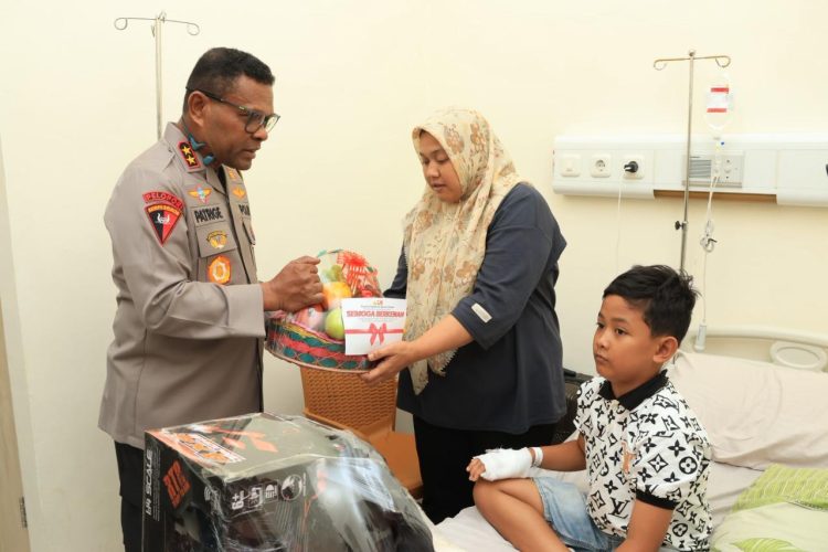 Kapolda Papua Irjen Pol. Patrige R. Renwarin saat kunjungi korban kerusuhan Yalimo di RS Bhayangkara Jayapura. (Foto: Istimewa)
