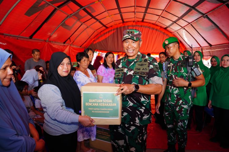 Pangdam XVII/Cenderawasih, Mayjen TNI Amrin Ibrahim menyerahkan santunan dan tali asih kepada warga Kampung Nelayan Dok V. (Foto: Istimewa)