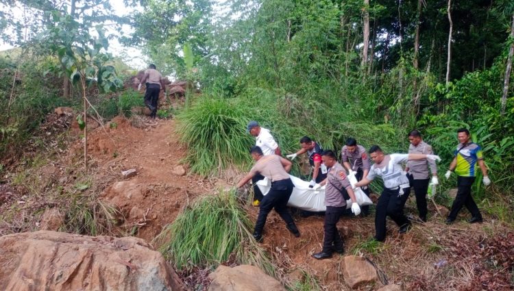 Jenazah korban saat dievakuasi di lokasi kejadian. (Foto: Istimewa)