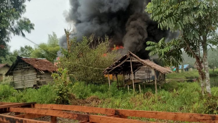 KKB Kodap XVI Yahukimo bakar rumah warga di Asmat. (Foto: Istimewa)