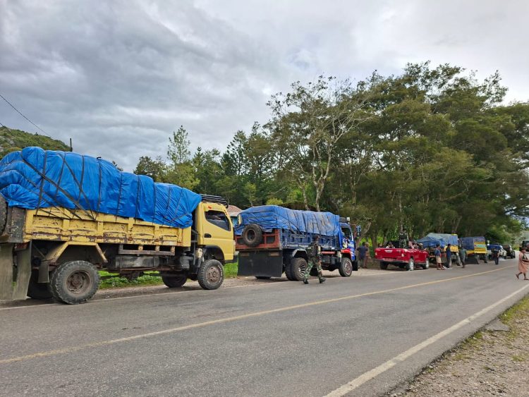 Pengawalan ini dilakukan guna memastikan bantuan logistik berupa kebutuhan pokok dapat sampai dengan aman dan tepat sasaran . (Foto: Istimewa)