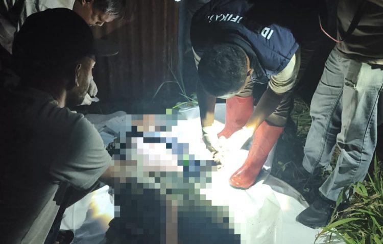 jasad seorang pria tanpa identitas di depan lokasi pembuangan sampah (TPS) KM 13. (Foto: Istimewa)