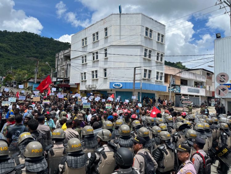 Aksi unjuk rasa penolakan Proyek Strategis Nasional (PSN) yang digelar kelompok massa di Kota Jayapura. (Foto: Istimewa)