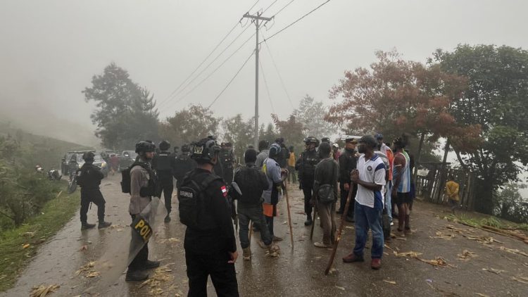 Insiden ini terjadi di halaman Gereja Sion dan melibatkan jemaat dari Distrik Igari. (Foto: Istimewa)