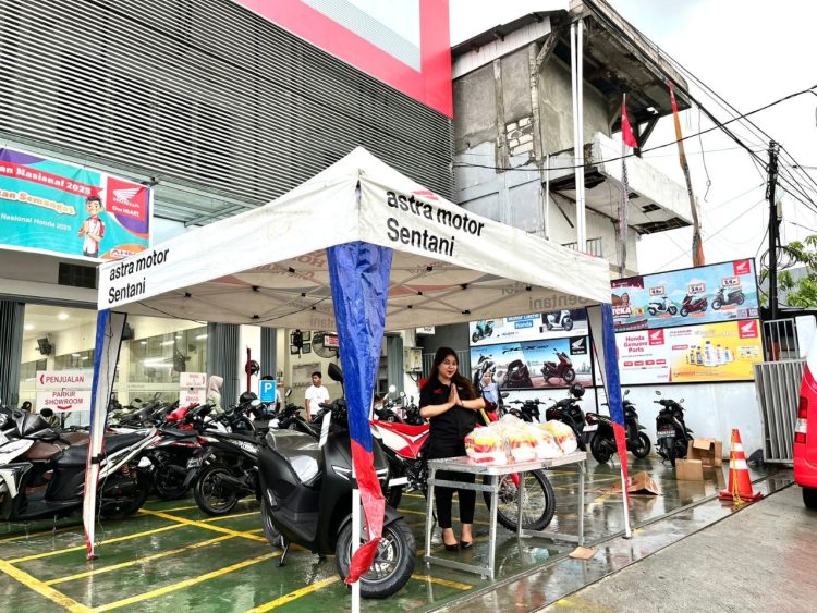 Dealer resmi Honda tersebut menggelar kegiatan bagi-bagi sembako murah khusus untuk warga sekitar (ring 1). Foto: Istimewa