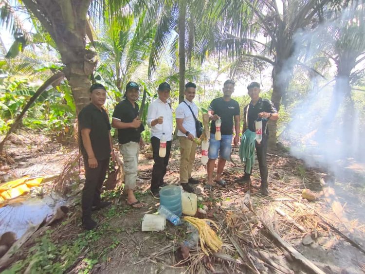 Dari hasil pemeriksaan, polisi mengamankan tiga botol air mineral berisi cairan sagero, tiga mayang kelapa, tiga jerigen minyak, sembilan tali tambang, satu galon air, serta perlengkapan lain. (Foto: Istimewa)
