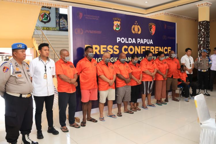 Sembilan tersangka dalam kasus dugaan tindak pidana korupsi Dana Desa (DD) dan Alokasi Dana Desa (ADD) Kabupaten Lanny Jaya. (Foto: Istimewa)