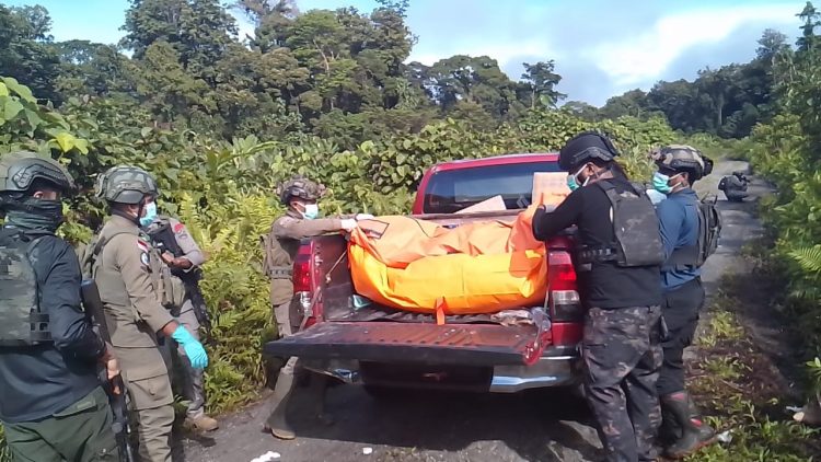Mengevakuasi dua warga pendulang emas yang menjadi korban pembunuhan di area Kampung Binki, Distrik Seradala, Kabupaten Yahukimo. (Foto: Istimewa)