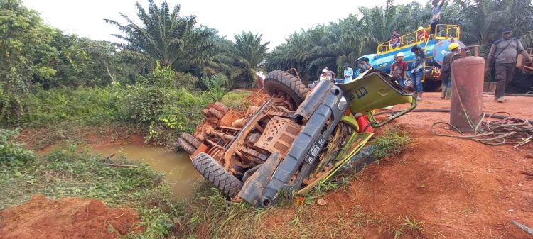 Dari hasil penyelidikan awal, polisi menduga kecelakaan disebabkan oleh jalan licin akibat hujan dan kurangnya kehati-hatian pengemudi. (Foto: Istimewa)