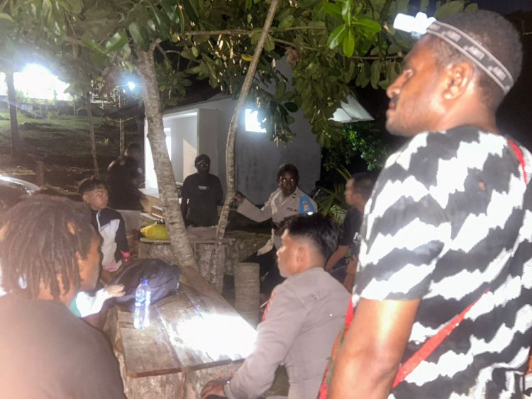 Korban VR berhasil dievakuasi ke Puskesmas Depapre sebelum dirujuk ke RSUD Yowari. (Foto: Istimewa)