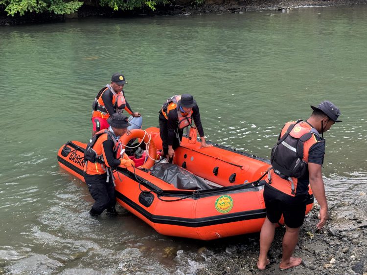 Tim penyelam dari Kantor SAR Jayapura bersama Polair Polres Jayapura berhasil menemukan korban. (Foto: Istimewa)