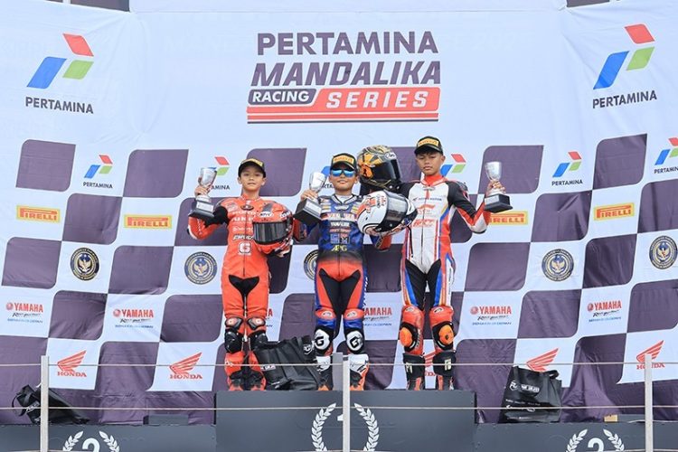 podium di dua kelas berbeda yaitu kelas Kejurnas NS 150cc dan Kejurnas Junior NS 150cc menggunakan basis yang sama yaitu Honda CBR 150R. (Foto: Istimewa)