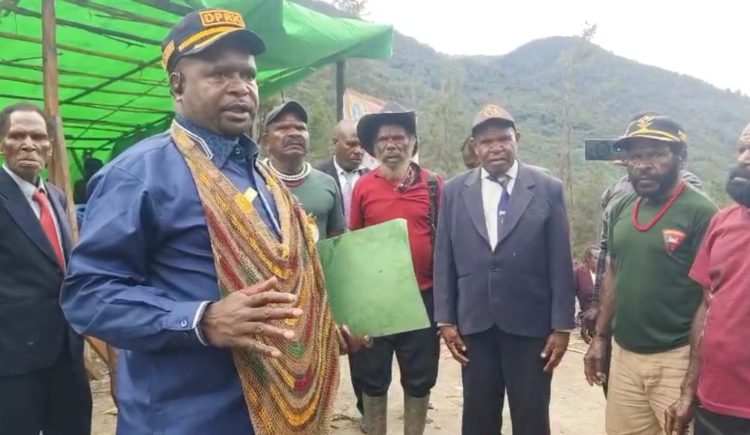 Wakil Ketua I DPRK Puncak, Soni Wandikbo saat meresmikan gedung belajar. (Foto: Istimewa)