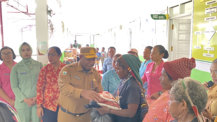 Plt. Sekda Kabupaten Puncak, Nenu Tabuni saat menyerahkan bantuan kepada pengungsi. (Foto: Istimewa)