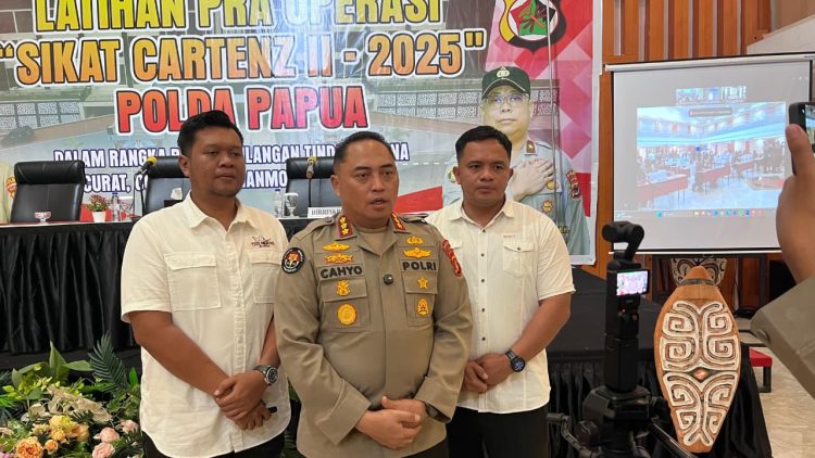 Kabid Humas Polda Papua, Kombes Pol Cahyo Sukarnito saat diwawancarai oleh media. (Foto: Istimewa)