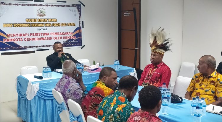 Rapat koordinasi bersama para tokoh adat Papua untuk menyikapi insiden pembakaran mahkota burung Cenderawasih. (Foto: Darul Muttaqin)