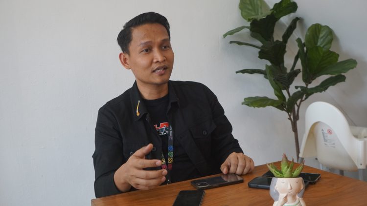 Manager Technical Service Astra Motor Papua, Randy Maulana Yusuf saat di wawancarai disalah satu cafe Kota Jayapura. (Foto: Darul Muttaqin)