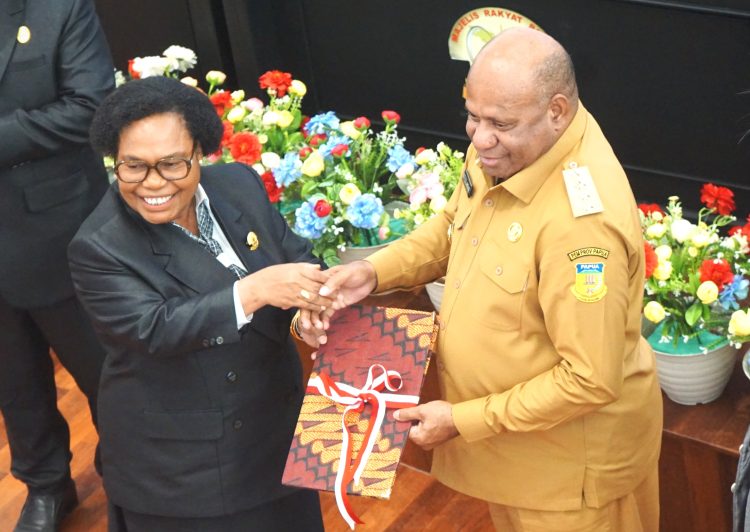 Ketua MRP, Nerlince Wamuar saat menyerahkan hasil penjaringan aspirasi masyarakat Orang Asli Papua (OAP) kepada Gubernur Papua, Matius D. Fakhiri. (Foto: Darul Muttaqin)