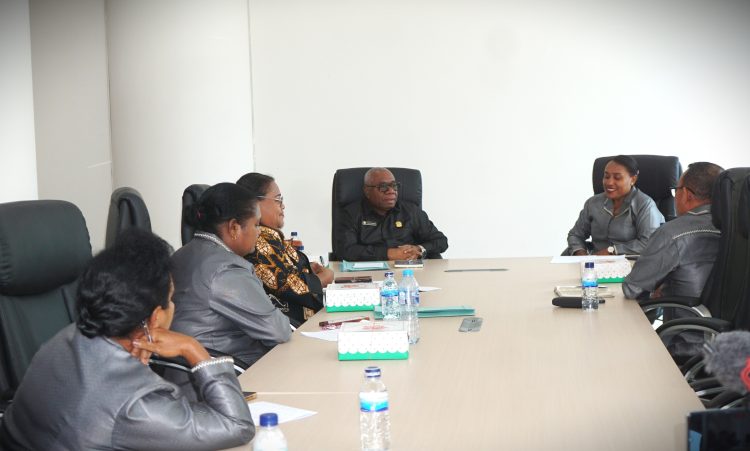 Diskusi antara Panmus MRP Papua dan MRP Papua Barat Daya di Kantor Sekretariat Majelis Rakyat Papua Kota Jayapura. (Foto: Darul Muttaqin)