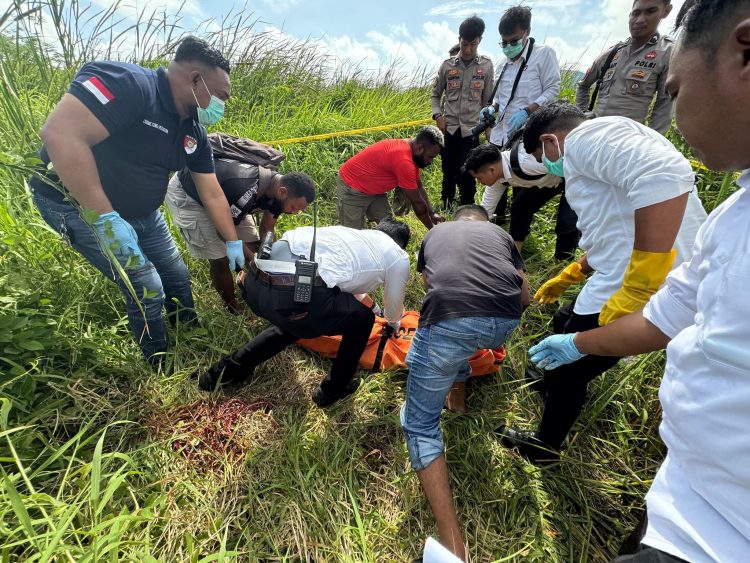 Evakuasi mayat ke RSUD Merauke untuk dilakukan Ver. (Foto: Istimewa)