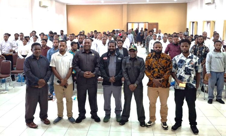 Foto bersama usai seminar dan penerimaan anggota baru tahun 2025 di Gedung Susteran Kota Jayapura. (Foto: darul Muttaqin)